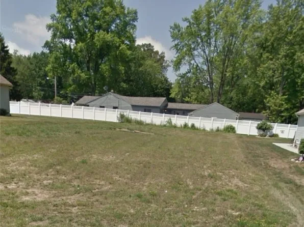 Cranberry Ln, Youngstown, OH 44512