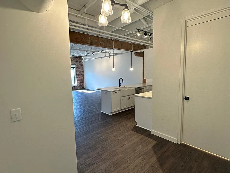116 W 3rd St #304 — Photo 2
