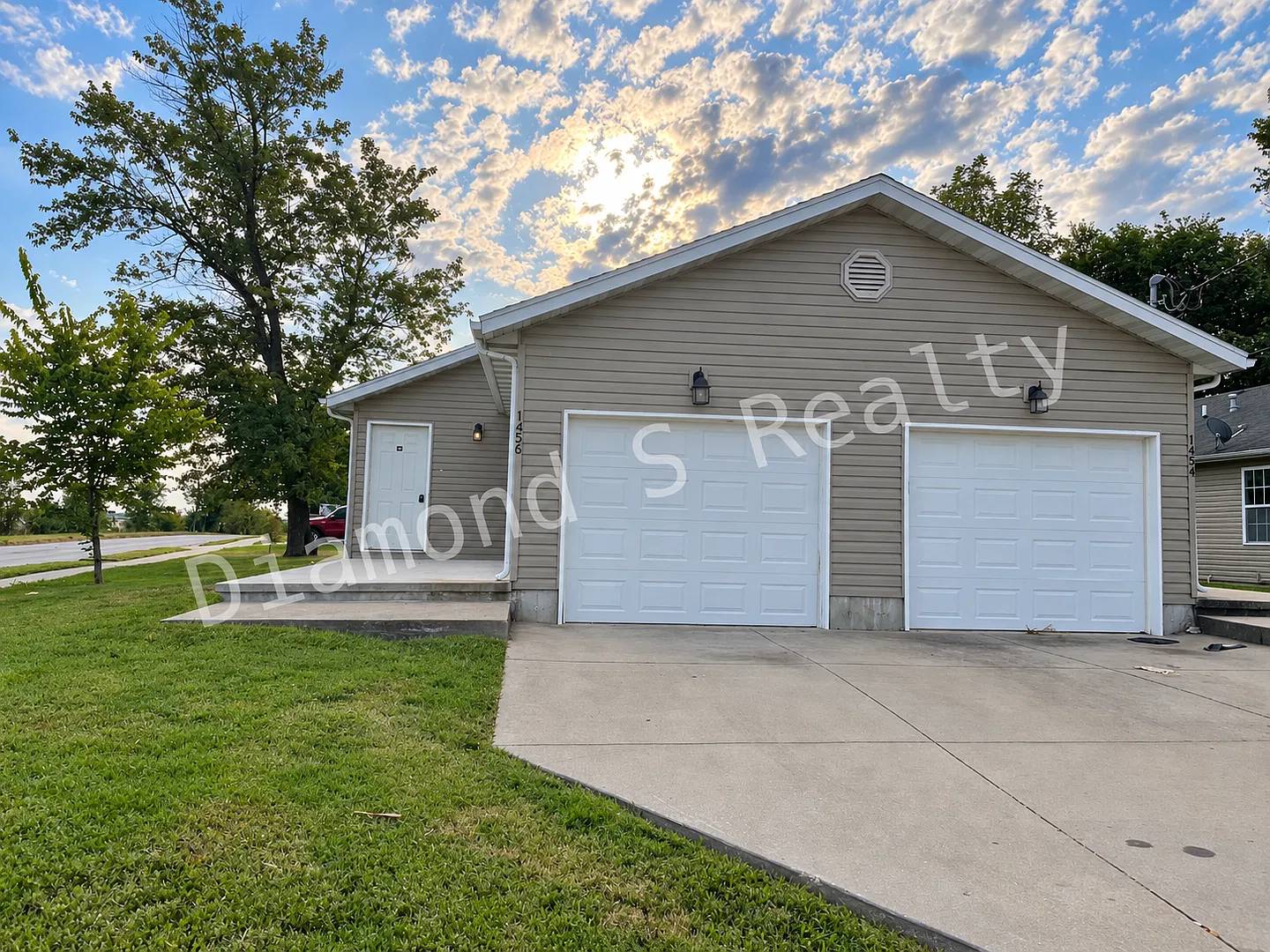 Nice 3 Bedroom Duplex Available Early October! — Photo 2