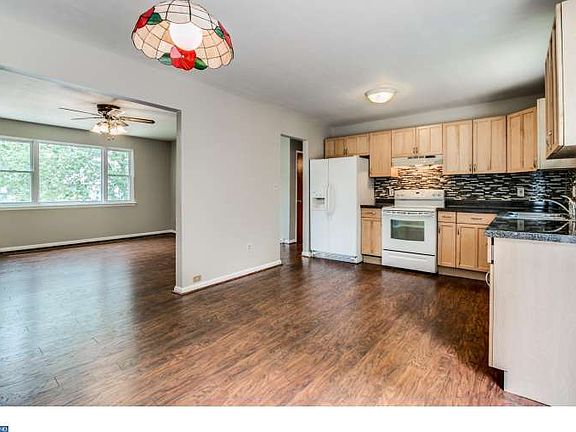Eat-in kitchen