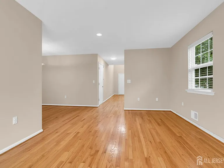 8 Edith Dr — Photo 11