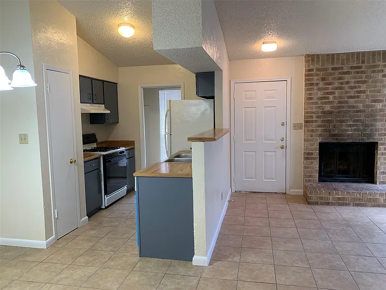 10447 Doc Holliday Trl #B — Photo 3