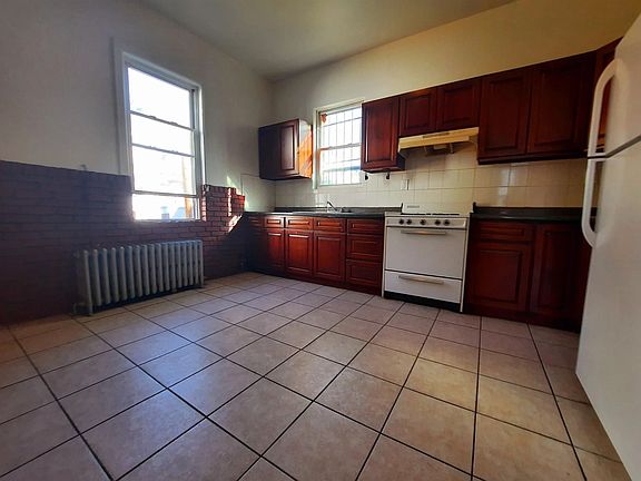 4th image of 166 Saint Pauls Ave #1