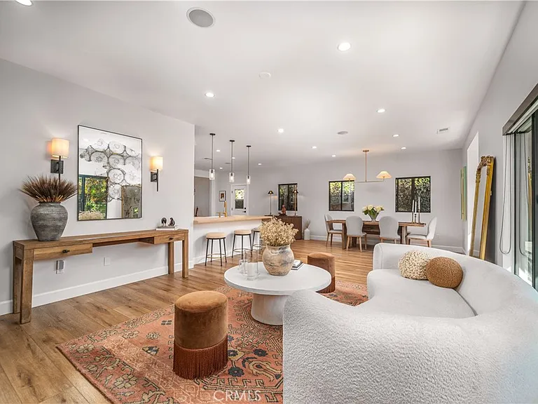 21327 Providencia St — Photo 32