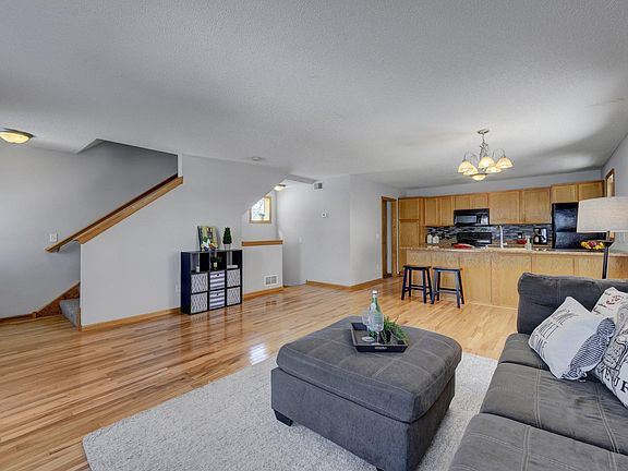 5th image of 36 Winnipeg Ave