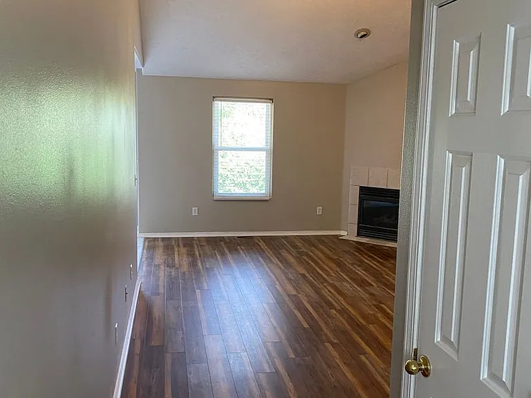 449 W Hines St — Photo 5
