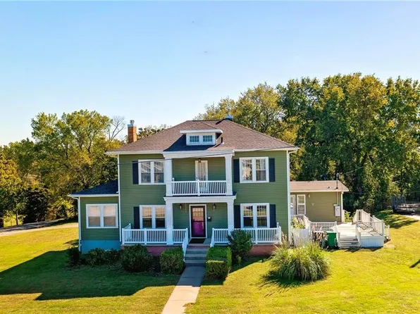 629 E 9th St, Baxter Springs, KS 66713