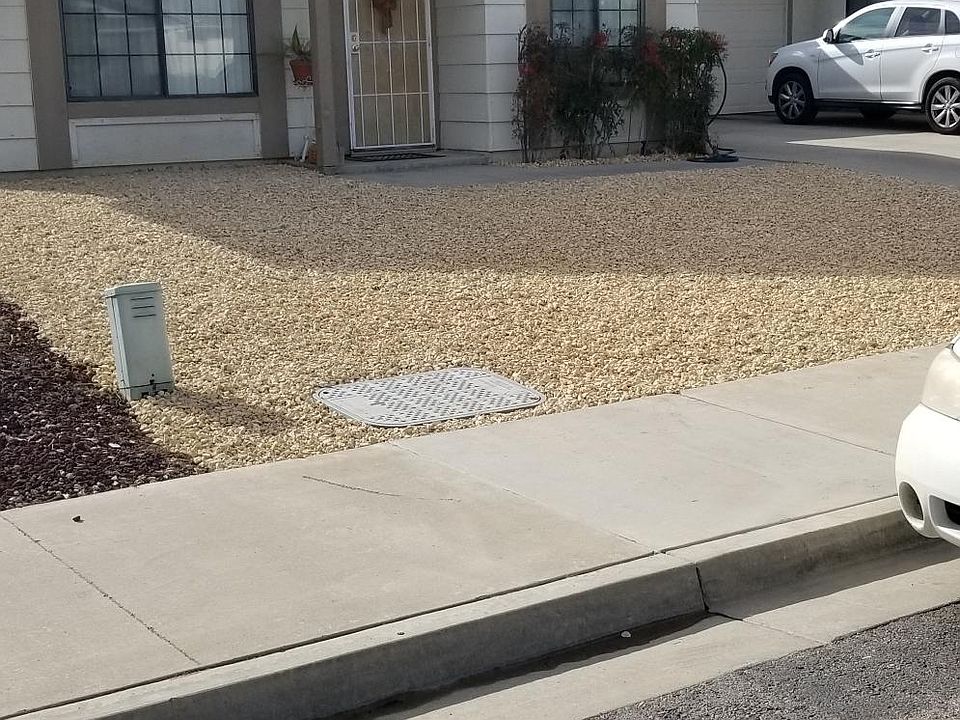 Low maintenance rock front yard