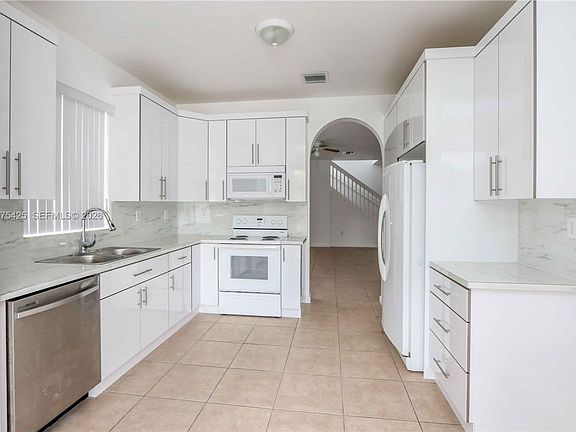 3rd image of 3955 NE 11th Dr #3955
