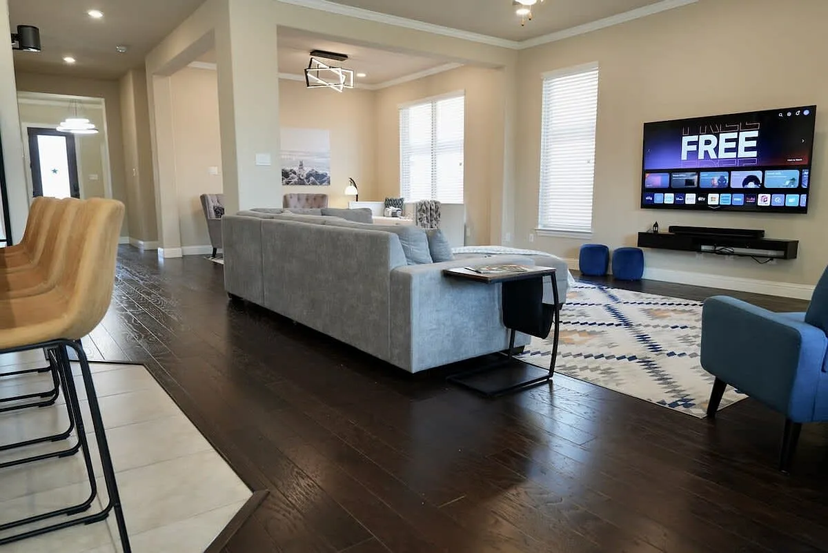 1305 Marines Dr — Photo 4