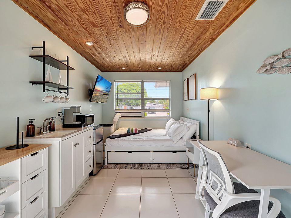 Bed, work table, kitchenette, AC, TV.