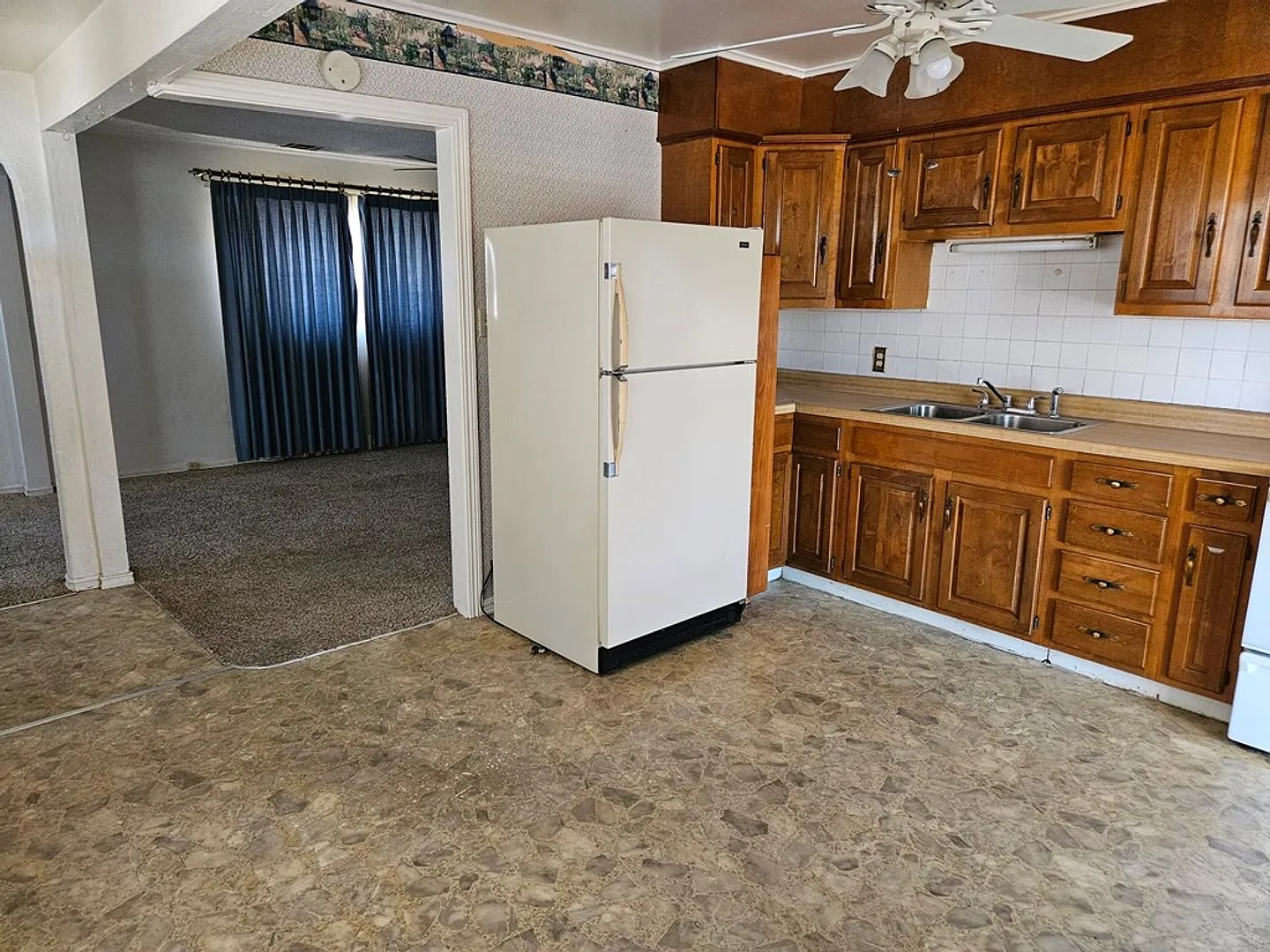 Property with a carport and laundry. — Photo 4