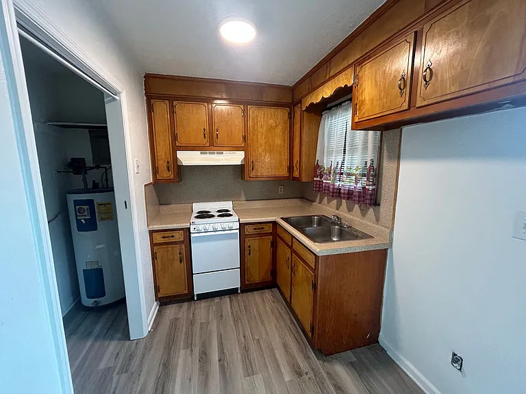 515 Rosewood Ave — Photo 2