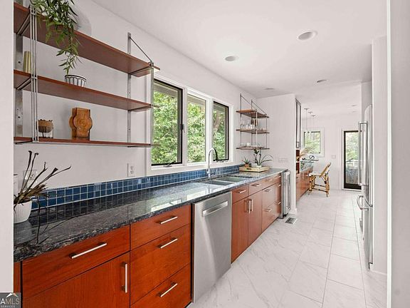 4th image of 452 Sinclair Ave NE