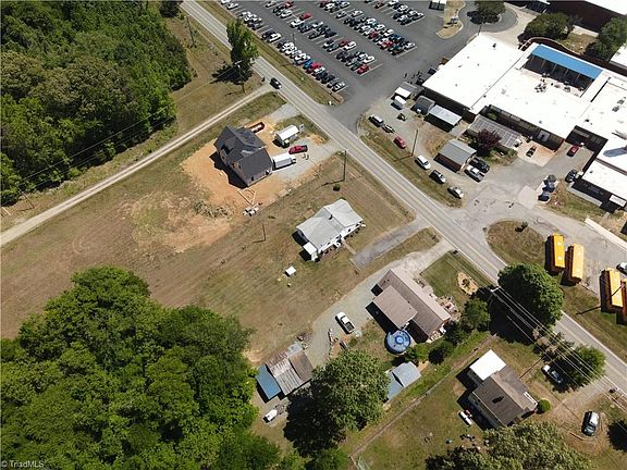 5th image of 2221 Gerringer Mill Rd