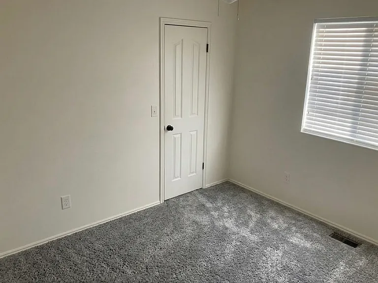 2nd bedroom w/ walk in closet