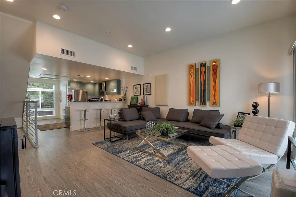 Building Photo - 4461 Tujunga Ave #104