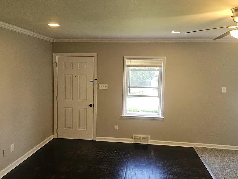 551 E Webster Ave — Photo 8