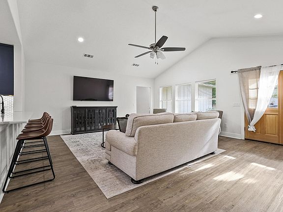 4th image of 1834 S Park Ave