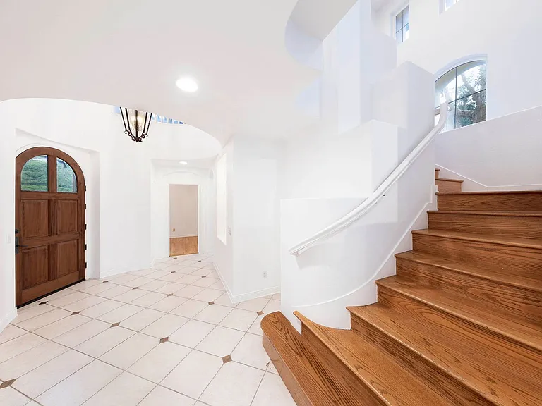 19 Lucania Dr — Photo 6