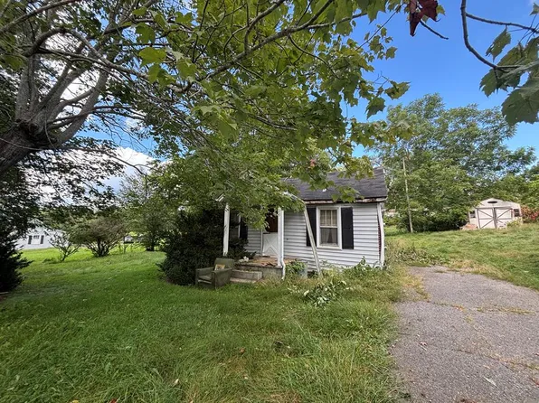 625 W Grayson St, Hillsville, VA 24343