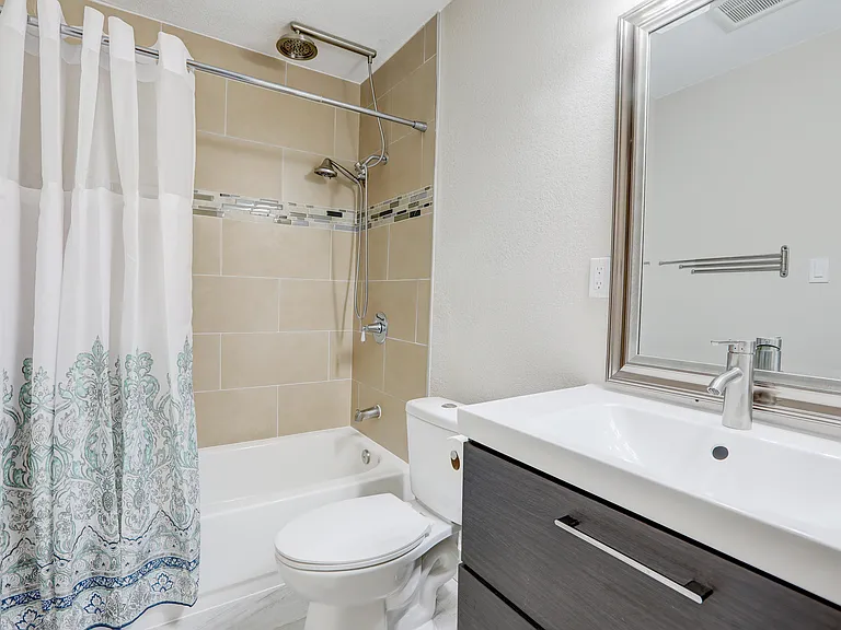 1060 Worchester St — Photo 7
