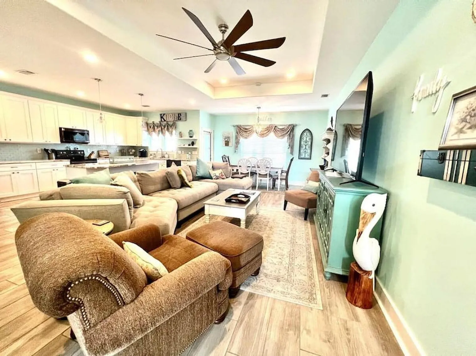3 bed, 2.0 bath, 1625 sqft, $8,400 — Photo 4