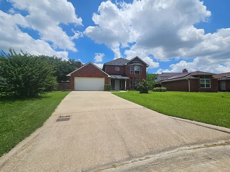1929 Lakeview Cir — Photo 4