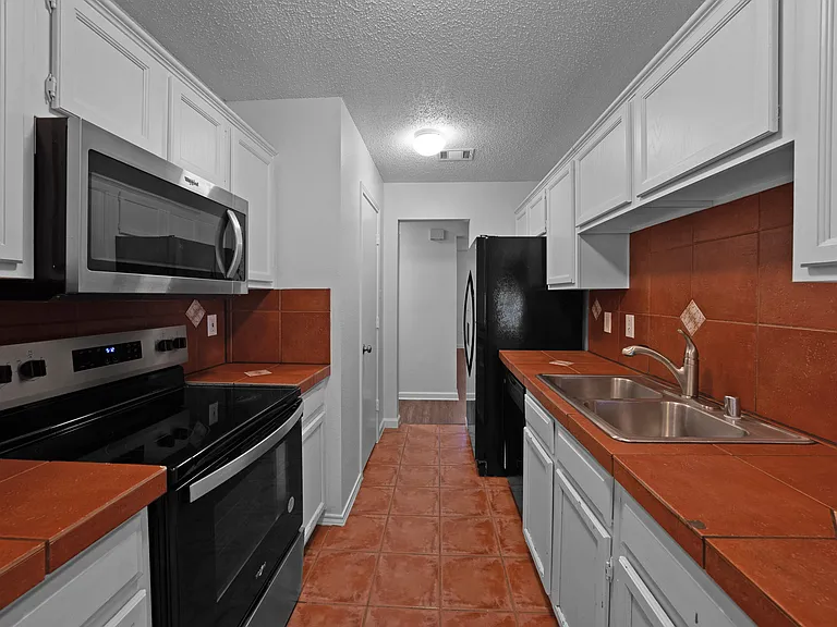2910 Chisolm Trl — Photo 11