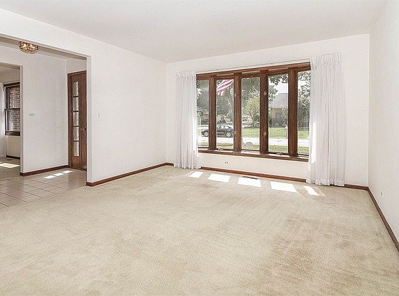 4th image of 112 Schreiber Ave