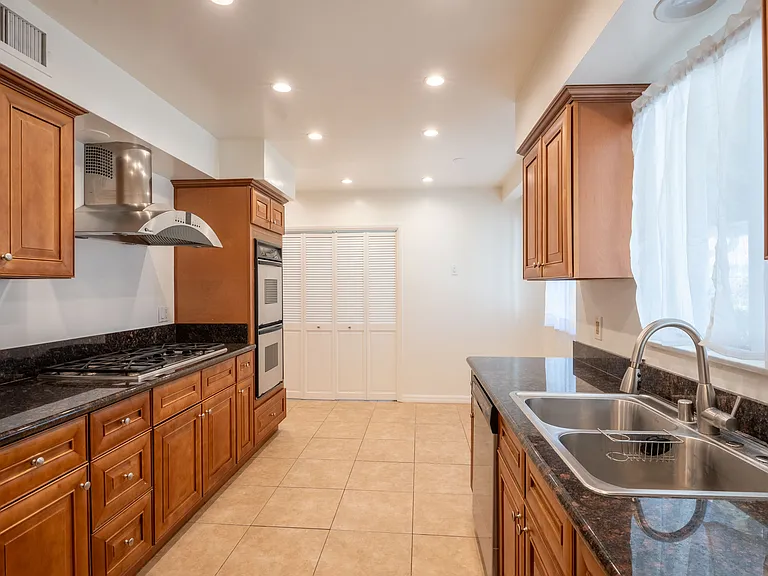 23216 Friar St — Photo 13