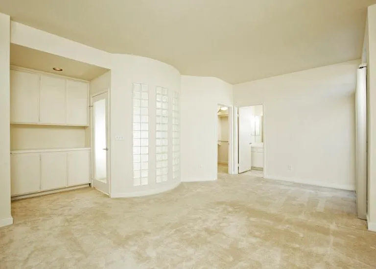 900 N Croft Ave — Photo 6