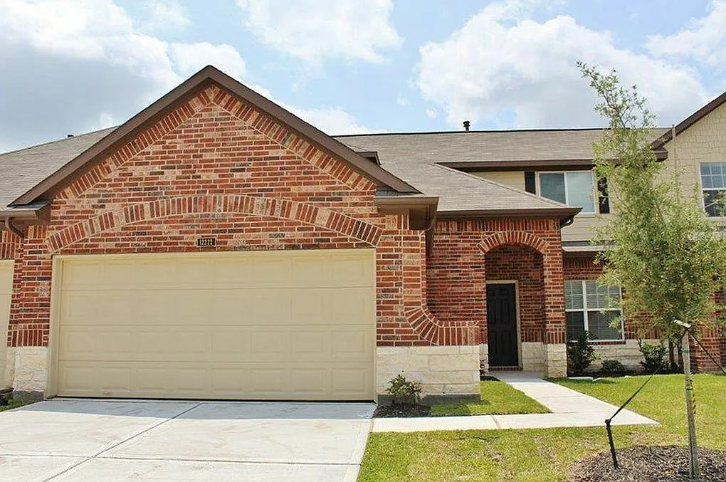 Bavaria Townhomes — Photo 3
