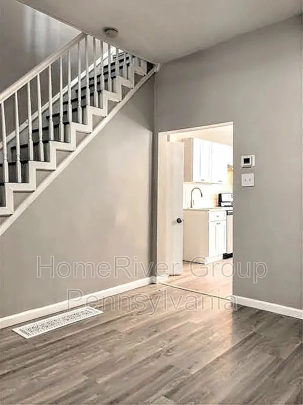 3 bed, 1.0 bath, 1140 sqft, $1,522 — Photo 3