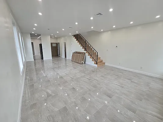 Rented by Outlive | media 9