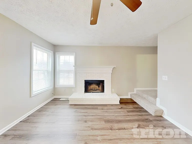 401 Breeze Way — Photo 2
