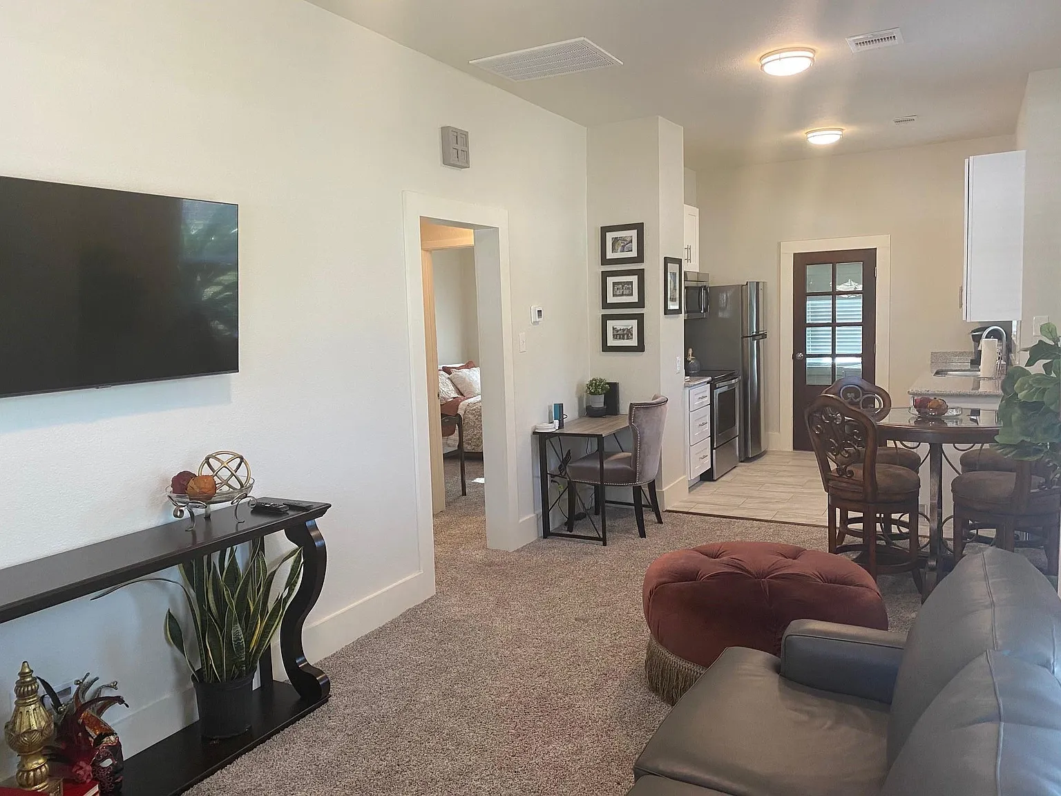 2 bed, 1.0 bath, 660 sqft, $1,700 — Photo 1