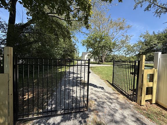 4th image of 194 Volunteer Rd