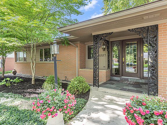 5th image of 2227 E Shiawassee Dr SE