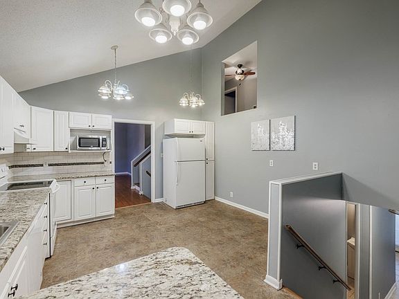 4th image of 115 Hillcrest Cir