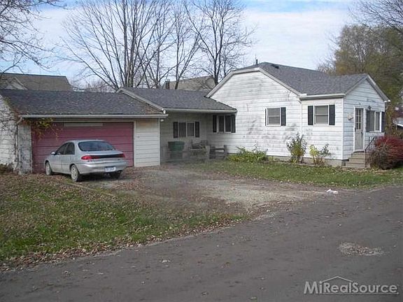 2nd image of 37865 Cherry Ln