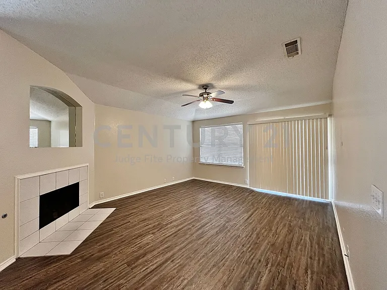 1901 Berkeley Dr — Photo 12