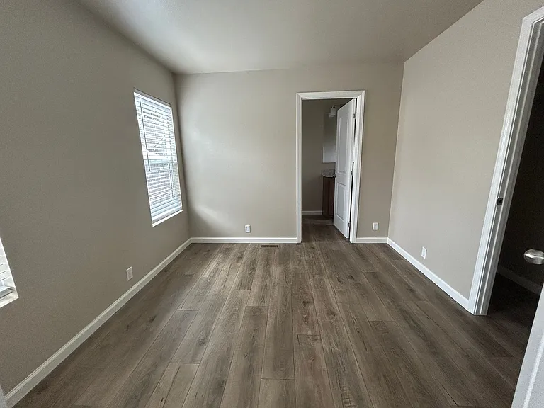 515 E Walnut St — Photo 10