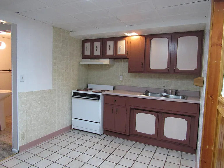 Kitchen. Electric stove.
