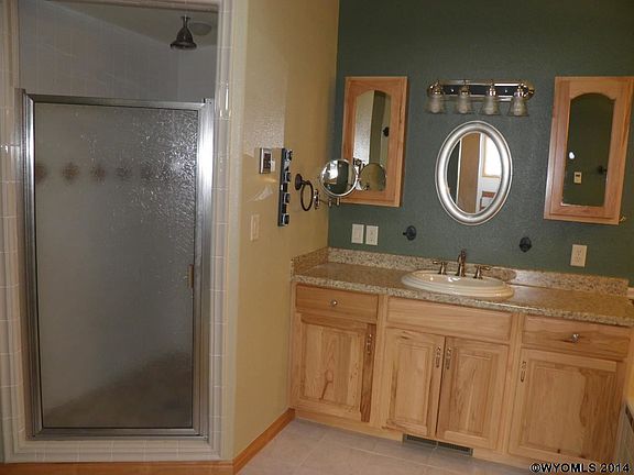 2nd image of 901 Meadowlark Ln