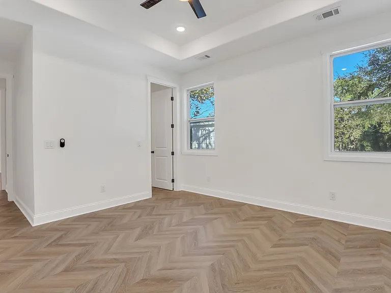 912 E Henry St — Photo 25