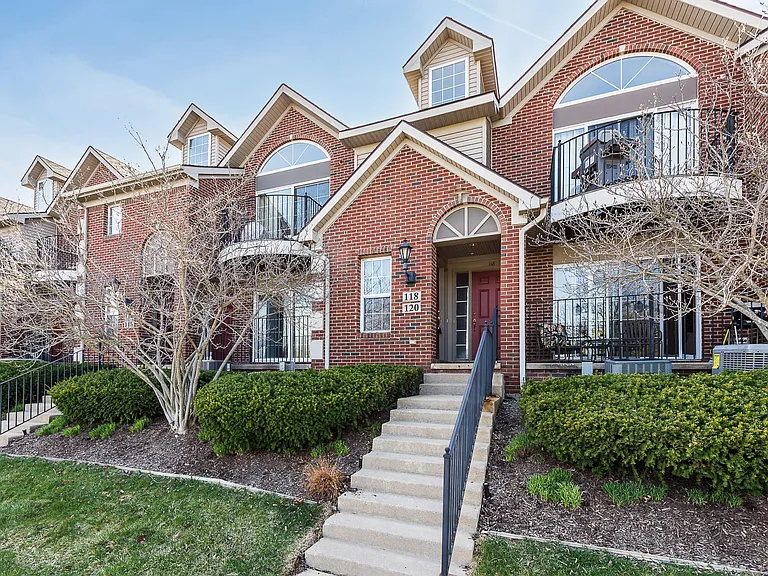 120 W Oakbrook Dr — Photo 1