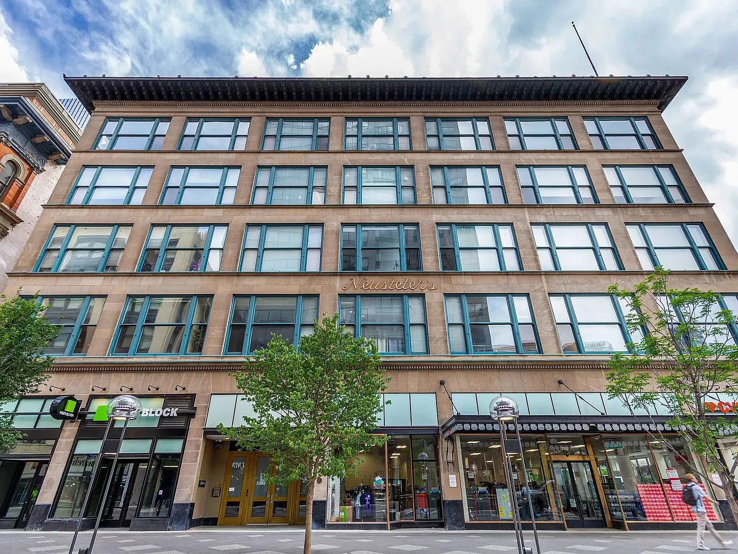 Historic Downtown Loft with Vaulted Ceilings | Walk to LoDo & Union Station! Available Now!! — Photo 1