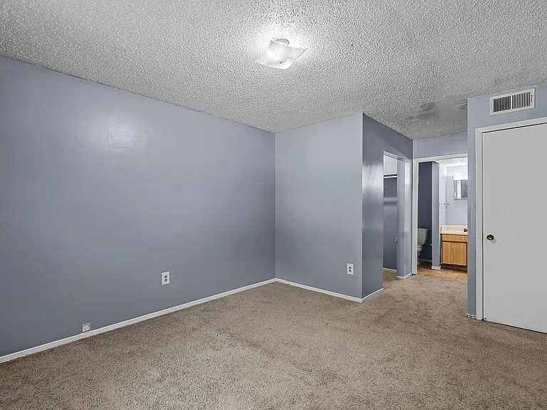 Creekside Apartments — Photo 8