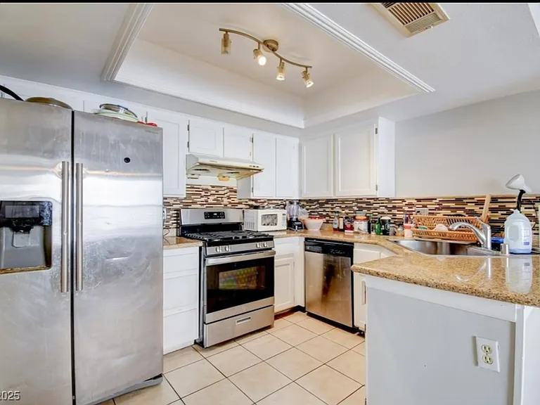 4053 Hazelridge Dr — Photo 8